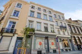 Deze goed onderhouden commerciële ruimte bevindt zich op een uitstekende locatie nabij het Fernand Cocqplein. Met een totale oppervlakte van 103,47m² en een zeer gunstige ligging nabij het gemeentehuis van Elsene, biedt het tal van mogelijkheden voor diverse doeleinden.<br /><br />Dankzij de centrale ligging trekt het pand veel passage en is het gemakkelijk bereikbaar met het openbaar vervoer. De grote etalageruit maximaliseert de zichtbaarheid.<br /><br />Specificaties:<br />- Parketvloer<br />- unieke gevelbreedte<br />- Lichtspots<br />- Sanitair<br />- Centrale verwarming op gas<br />- Mogelijkheid tot keuken<br /><br />Bijkomende kosten zijn: <br />Gemeenschappelijke kosten= 100 euro<br />Onroerende voorheffing=100 euro<br /><br />Aarzel zeker niet om contact op te nemen indien dit handelspand u zou kunnen interesseren. Doe uw aanvraag via www.Dewaele.com