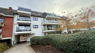 Het appartement omvat een ruime inkomhal, lichtrijke leefruimte met open, ingerichte keuken, aangrenzende berging, één slaapkamer, badkamer,...