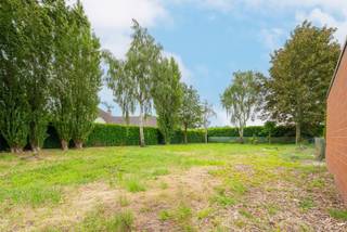 Ontdek deze unieke bouwkans in een zeer rustige en groene omgeving in Waregem. Het geheel bestaat uit twee percelen met een totale oppervlakte van ca. 1.320 m²:<br />Perceel 1: ± 800 m² bouwgrond<br />Perceel 2: ± 520 m² met bestaande woning<br /><br />De aanwezige woning kan gerenoveerd worden of maakt plaats voor een volledig nieuw project. Dankzij de interessante ligging en de ruime oppervlakte biedt deze eigendom tal van mogelijkheden.<br />✔ Zeer rustige en landelijke omgeving<br />✔ Ideaal voor villabouw of een ruime gezinswoning<br />✔ Interessante projectgrond met potentieel voor 3 à 4 aaneengesloten woningen (onder voorbehoud van stedenbouwkundige goedkeuring)<br />✔ Vlotte bereikbaarheid<br /><br />Een unieke opportuniteit voor zowel particulieren als projectontwikkelaars die op zoek zijn naar een toplocatie met tal van mogelijkheden.<br /><br />Interesse? Contacteer ons voor meer informatie of een bezoek ter plaatse.<br /><br />REF.: LS/26071/K