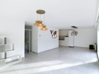 <p>Thuiskomen in een instapklaar appartement in de rustige Burgem. Stanislas de Rijcklaan in Heverlee, waar je meteen het gevoel krijgt dat je hier wil blijven. Dit lichtrijke appartement combineert comfort met een praktische indeling, perfect voor wie op zoek is naar een zorgeloze thuis in een groene, aangename buurt.</p><p>Binnen vind je twee ruime slaapkamers die beiden fungeren als volwaardige leefruimte, ideaal voor een gezin, samenwonenden of wie nood heeft aan een thuiskantoor. De badkamer is functioneel ingericht en sluit naadloos aan bij de verzorgde algemene staat van het pand. De indeling is doordacht en laat toe om elke ruimte optimaal te benutten, zonder in te boeten aan privacy of comfort.</p><p>Dit appartement beschikt over een terras waar je op mooie dagen kan genieten van een moment rust, evenals een garage (verplicht bij te huren aan €130/maand) en bijkomende parkeergelegenheid, iets wat je in de stad niet snel tegenkomt. Het pand is move-in ready, dus je kan er zo intrekken zonder bijkomende werken. Met een EPC-label B en een score van 107 scoort dit appartement bovendien goed op energetisch vlak, wat zich vertaalt in een aangenaam wooncomfort.</p><p>De ligging is een troef op zich: winkels, scholen, een sportcentrum, openbaar vervoer en het station bevinden zich allemaal in de buurt, terwijl ook de invalswegen vlot bereikbaar zijn. Zo combineer je de rust van Heverlee met de bereikbaarheid van alle dagelijkse voorzieningen.</p><p>Benieuwd naar dit appartement? Neem snel contact op met ons kantoor om een bezoek in te plannen, want een thuis zoals deze blijft niet lang beschikbaar.</p>