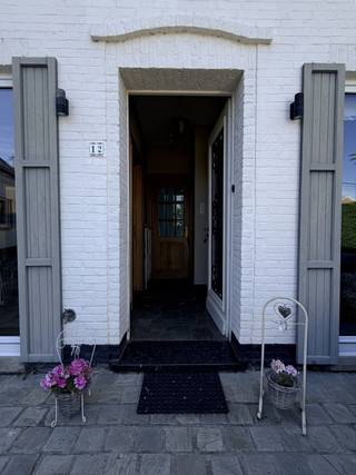 <p>Deze grotendeels gerenoveerde, instapklare bungalowwoning met een bewoonbare oppervlakte van ca. 290 m² (incl. zolderverdiep) bevindt zich nabij het centrum van Bekkevoort, maar is toch zeer rustig gelegen.<br /><br />De gelijkvloerse verdieping bestaat uit een inkomhal met wc en vestiaire, een ruime living in L-vorm met massief eiken parketvloer, extra eet-/zitplaats met een op maat gemaakte buffetkast/bureauruimte, een ingerichte keuken, 4 slaapkamers met inbouwkasten, 2 volledig vernieuwde badkamers (1 badkamer met bad, lavabomeubel en wc, en 1 badkamer met douche en lavabomeubel). Verder is er nog een handige berg- en wasplaats, cv-ruimte en ruime garage. Alles rolstoeltoegankelijk.<br />De houtkachel in de leefruimte is tevens geconnecteerd op het warmwatercircuit van de radiatoren teneinde een optimaal rendement te behalen.<br /><br />Bijkomend is er een zolder die over de ganse woning loopt en al grotendeels werd voorbereid voor het creëren van extra kamers of extra leefruimte met voorziening voor keuken. De badkamer werd al ingericht. Dit maakt dat deze woning zich perfect leent voor zorgwonen (mits vergunning/melding), co-housing of voor inwonende kinderen/familieleden.<br /><br />De woning heeft een goede bereikbaarheid, nabij het centrum van Bekkevoort, E314, winkels, scholen, openbaar vervoer, … Simulatie EPC met 12 zonnepanelen levert meteen label D.<br />Met deze woning kan je veel kanten uit! Deze heeft de ruimte om een ideale gezinswoning te zijn, maar is ook geschikt als je op zoek bent naar een bungalow met extra woongelegenheid op verdiep voor kinderen, familieleden, verzorgenden, enz... Dak volledig vernieuwd in 2022.</p>