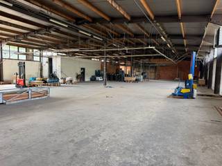 TE HUUR - BEDRIJFSHAL GENK<br /><br />Ruime bedrijfshal van 900m² met afgesloten kantoorruimte van 100m² - gelegen op een strategische locatie aan Woudstraat 15 - nu beschikbaar voor verhuur.<br /><br />Kenmerken:<br />-900m² aan functionele ruimte, ideaal voor productie, opslag, distributie, of andere bedrijfsactiviteiten.<br />-Sectionaalpoort<br />-Strategische ligging voor nationale en internationale distributie.<br />-Flexibele indeling voor diverse bedrijfsactiviteiten.<br />-Ruime parkeergelegenheid<br /><br />EXTRA:<br />* Goedkopere stroom d.m.v. eigen PV-installatie<br />* Mogelijkheid tot huren van buitenterrein (vraag naar voorwaarden).<br /><br />Voor meer info: info@jansenrealestate.be of 011/39 90 50.