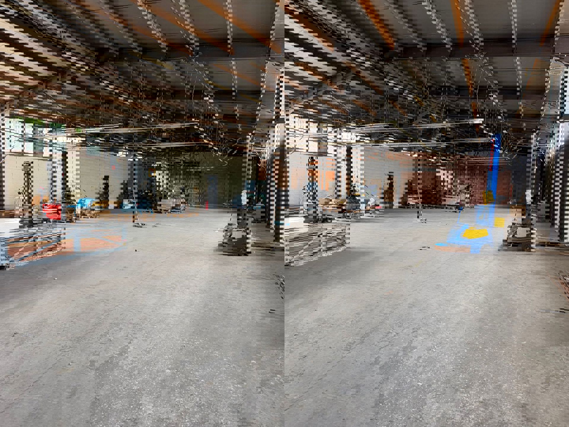 TE HUUR Genk - Bedrijfshal 900m²  + Kantoren 100m² - foto 2