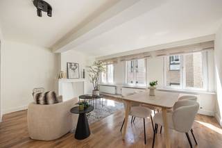 <p><span>Op zoek naar een gezellige, centraal gelegen stek in de stad? Dit appartement van ca. 52m² combineert charme en functionaliteit op een toplocatie tussen Paardenmarkt, Ossenmarkt en het bruisende Eilandje. Perfect als eerste woning of slimme investering, met een conform elektriciteitsattest en EPC label B.</span></p><p><span> </span></p><p><span>Licht &amp; karaktervol</span></p><p><span>Je komt binnen op een warme houten vloer en een sierschouw die de ruimte extra karakter geeft. De grote ramen zorgen voor veel lichtinval en een aangename sfeer. Dankzij de indeling is er voldoende ruimte voor een gezellige zithoek én eettafel.  </span></p><p><span>De ruime slaapkamer heeft eveneens een houten vloer en een mooie sierschouw, en verbindt rechtstreeks met de keuken.  De keuken is praktisch ingericht met voldoende kastruimte, een gasfornuis en tegelvloer. Aansluitend vind je de douchecabine en een apart toilet. </span></p><p><span>Tenslotte is er ook nog een individuele kelderberging.</span></p><p><span> </span></p><p><span>Centrale ligging in de Oude Buurt</span></p><p><span>Je woont hier in een charmante straat vlak bij de Paardenmarkt, de universiteitsbuurt en de Scheldekaaien. De buurt bruist van leven, met gezellige cafés, eetplekken en buurtwinkels op wandelafstand. De tramhalte en fietsenstallingen liggen om de hoek, en ook het Eilandje, Park Spoor Noord en het historische centrum bereik je in enkele minuten te voet of met de fiets.</span></p><p><span> </span></p><p><span>Maatregelenregister: in aanvraag</span></p><p><span> </span></p>