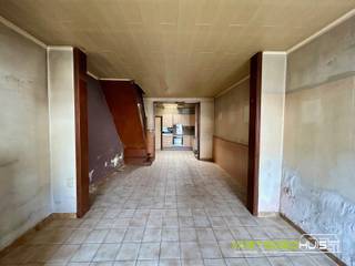 In Meerbeke bevindt zich deze te renoveren woning met veel potentieel, ideaal voor wie op zoek is naar een interessante investering of een toekomstgerichte renovatie. Dankzij de gunstige ligging en de sterke basisstructuur leent het pand zich perfect als gezinswoning of als rendabel investeringsproject. De woning beschikt over twee volwaardige slaapkamers, een zolder met mogelijkheden, een vernieuwde aanbouw en een volledig geïnstalleerde nieuwe keuken met alle comfort zoals een oven, kookplaat, dampkap, microgolf en vaatwasser. De nieuwe, moderne badkamer is uitgerust met een inloopdouche, badkamermeubel en toilet. Buiten is er een ruime tuin met een aangelegd terras. Extra pluspunten zijn de aparte garage en de praktische toegang via de achtergelegen Vlinderlaan. Dankzij de centrale ligging ben je snel in Brussel, Aalst of Gent en is op wandelafstand van winkels, openbaar vervoer (bushalte) en scholen. Deze woning is ideaal voor gezinnen of investeerders. Wil je meer weten of een bezoek plannen? Neem contact met ons op via info@vastgoedhuiseemans.be of bel 054/69.68.67.