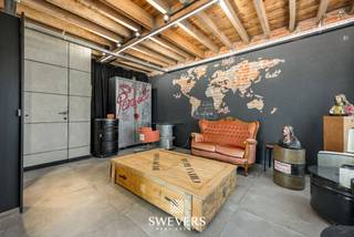 Voor meer info en foto’s, surf naar www.swevers.be – Deze woning aan de Sint-Truidersteenweg 245 in Borgloon biedt 146 m² bewoonbare oppervlakte, drie ruime slaapkamers en een zuidgericht perceel van 301 m². De woning dateert van 1937, maar werd in 2022 volledig gerenoveerd, waarbij onder andere de ramen, het dak, de keuken, de badkamer, de elektriciteit en de verwarming werden vernieuwd. Ook werd vloerverwarming voorzien. De woning is praktisch ingedeeld over drie bovengrondse verdiepingen en een kelder. Op het gelijkvloers vind je een centrale inkomhal, een woonkamer van 17,90 m² en een eetkamer met keuken van samen 24,80 m². Vanuit de eetkamer is er rechtstreeks toegang tot buiten. Verder is er een apart toilet. Vloerverwarming zorgt hier voor extra wooncomfort. De eerste verdieping omvat een royale slaapkamer van 24,40 m² en een badkamer met ligbad, toilet en wastafel, aangevuld met een afzonderlijk inloopbad. Op de tweede verdieping bevinden zich twee volwaardige slaapkamers van 15,60 m² en 15,30 m². De kelder van 25,10 m² biedt bijkomende praktische bergruimte.<br />Het zuidgerichte perceel vormt een mooie troef voor wie graag van de buitenruimte geniet. Technisch beschikt de woning over domotica, centrale verwarming op gas, een buitenkraan en een stopcontact buiten.<br />Ook de ligging is praktisch: openbaar vervoer bevindt zich op circa 260 meter, restaurants op 650 meter en winkels op ongeveer 1,6 km. Een ruime woning met een duidelijke indeling en heel wat mogelijkheden voor haar volgende bewoners. Voor meer informatie, bel 011 255 155. Bron bewoonbare oppervlakte: EPC – verslag.