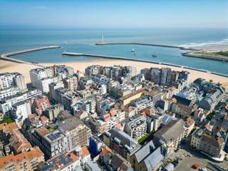 INDELING : hal, lichtrijke leefruimte met open keuken, afzonderlijk toilet, 1 grote slaapkamer, badkamer met bad en dubbele wastafel, berging in het appartement.<br /><br />- Kwaliteit in uitvoering<br />- Bijzondere aandacht voor tijdloze architectuur<br />- Lichtrijk<br />- Ideaal als vaste woonst, tweede verblijf of investering<br />- Vlakbij zee<br />- Extra grote bergingen op gelijkvloers<br />- Aankoop gesloten GARAGEBOX mogelijk in het gebouw<br />- Prachtige binnentuin &amp; bovenliggende groendaken<br />- Warmtepompen &amp; zonnepanelen dragen bij tot zéér energie-vriendelijke appartementen<br /><br />Magnifiek nieuwbouw-appartement met 1 slaapkamer in residentie "Glasgow" biedt u een ideale ligging in het centrum van Oostende : vlakbij zee, dichtbij de leukste winkels.<br />Centraal in het project is een mooie binnentuin voorzien om het residentieel karakter en de rust in het project te accentueren.<br />Bij ieder appartement is een 'extra grote' privatieve berging ter beschikking op het gelijkvloers, met optioneel een aansluiting voor wasmachine en droogkast en een oplaadpunt voor de elektrische fiets! <br />Op -1 zijn er ruime GARAGEBOXEN beschikbaar, optioneel uitgerust met een individueel laadpunt.<br />Een extra ruime gemeenschappelijke fietsenberging, dewelke vlot toegankelijk is vanop de straat, verhoogt het comfort van de bewoners.<br />De verschillende wooneenheden worden verwarmd aan de hand van individuele warmtepompen die gebruik maken van een duurzame energiebron. Daarbij wordt hun elektriciteitsverbruik deels gedekt door de aanwezige zonnepanelen op het dak.<br /><br />Bel ons gerust om meer details te verkrijgen, en ontvang het lastenboek en plannen.<br /><br />Alle info via Immo De Beus 059 510 300