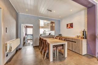 <p>In het hart van Welle bevindt zich deze <strong>instapklare hoekwoning op een uitstekende locatie</strong>, op wandelafstand van winkels, scholen en openbaar vervoer. Dankzij de vlotte verbindingen is dit de ideale uitvalsbasis voor gezinnen, starters of investeerders.<br />De woning verkeert in goede staat, werd gerenoveerd in 2016 en is <strong>niet onderworpen aan de renovatieplicht</strong>, waardoor u zonder ingrijpende werken onmiddellijk kunt intrekken. Op het gelijkvloers bevinden zich een inkomhal, een gezellige leefruimte met salon en eetplaats, een ingerichte keuken, een badkamer en een praktische berging. Op de eerste verdieping vindt u een nachthal en<strong> twee volwaardige slaapkamers</strong>. De zolder is bereikbaar via een vaste trap en biedt de <strong>mogelijkheid om extra slaapkamers of een hobbyruimte te creëren</strong>. Buiten geniet u van een gezellig terras en een aangename tuin met rechtstreekse toegang tot de achterliggende garage. Bovendien beschikt de eigendom over een <strong>extra perceel tuingrond aan de overzijde van de straat</strong>, wat tal van mogelijkheden biedt. CV op aardgas - Buitenschrijnwerk in PVC met dubbele beglazing - Dak in pannen.</p>