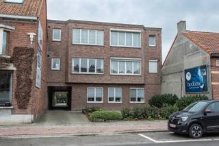 Ruim, twee slaapkamer appartement! Voorzien van ruime leefruimte, een leuk terras en een garagebox.