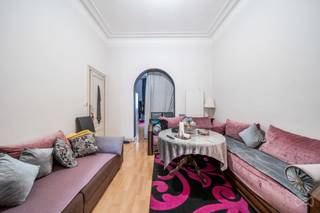 Saint-Gilles - Ideaal gelegen in een rustige straat vlakbij de poort en het Saint-Gillesplein, en dicht bij alle voorzieningen (openbaar vervoer, winkels, scholen, restaurants, etc.), biedt We Invest deze prachtige vrijstaande woning aan voor renovatie (momenteel ingericht als meerdere appartementen). De huidige indeling is als volgt: Begane grond (mezzanine): Woonkamer met slaapgedeelte, eetkamer, open keuken, badkamer met toilet en kelder. Begane grond (eerste verdieping): Woonkamer, eetkamer, keuken, één slaapkamer, doucheruimte, apart toilet en achtertuin. Eerste verdieping: Woonkamer, één slaapkamer, keuken, douche en apart toilet. Tweede verdieping: Woonkamer, één slaapkamer, keuken, douche en apart toilet. Derde verdieping: Woonkamer, één slaapkamer, keuken, douche en apart toilet. Energielabel (EPC): F & G. Direct beschikbaar. Wacht niet langer, maak vandaag nog een afspraak voor een bezichtiging! 02 217 22 91