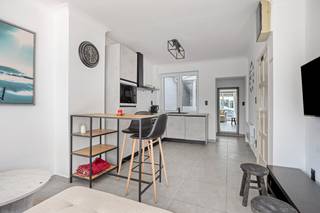 Dit aangename en verzorgde appartement is gelegen in de Nieuwpoortlaan in De Panne, op wandelafstand van het centrum, winkels en horeca.<br /><br />U wordt verwelkomd in een lichtrijke leefruimte met salon- en eethoek en aansluitend een volledig ingerichte open keuken.<br />Het appartement beschikt over drie slaapkamers, een badkamer met inloopdouche en lavabomeubel en een afzonderlijk toilet. Verder is er een praktische berging met aansluiting voor een wasmachine.<br /><br />Dit <u>gemeubelde appartement</u> is perfect geschikt als vaste woonst, tweede verblijf aan zee of interessante investering.<br /><br /><strong>TROEVEN:</strong>
<ul>
<li>Lichtrijke leefruimte</li>
<li>Volledig ingerichte open keuken</li>
<li>Twee slaapkamers</li>
<li>Badkamer met inloopdouche</li>
<li>Afzonderlijk toilet</li>
<li>Praktische berging</li>
<li>Centrale ligging in De Panne</li>
</ul>