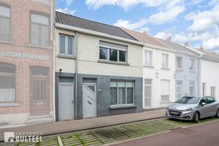 Deze op te knappen rijwoning in het centrum van Lokeren is ideaal gelegen nabij scholen, openbaar vervoer, winkels en het station. Het heeft een gunstig EPC label, geen asbest en de elektriciteit is conform! Via de inkomhal heb je toegang tot het gastentoilet en de woonkamer. Aansluitend is de ruime eetkamer met daarachter de keuken. Deze is uitgerust met een inductiekookvuur, heteluchtoven, microgolf, vaatwas en ingebouwde koelkast. Onder de trap is een lager gelegen bergruimte. Via de keuken kan je naar het terras waar ook toegang is naar een berging met aansluiting voor wasmachine en droogkast. Naast de voordeur is er ook een aparte deur die via een gang rechtstreeks uitgeeft op het terras en de grote tuin. Op de eerste verdieping vinden we 3 slaapkamers, de dressing en de badkamer terug. Deze is voorzien van een bad, douchecabine en een toilet. Via een schuiftrap op de hal kan je ook de geïsoleerde zolder bereiken. Contacteer ons zeker voor uw bezoek!