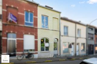 Charmante instapklare stadswoning met loftgevoel in het hart van Aarschot<br /><br />Op een absolute toplocatie, pal in het bruisende centrum van Aarschot, op slechts enkele stappen van de Grote Markt en de ruime openbare parking, bevindt zich deze verrassend ruime en karaktervolle rijwoning. Een unieke combinatie van charme, comfort en een uitstekende ligging maakt deze woning de ideale keuze voor starters, alleenstaanden of wie zorgeloos wil genieten van het stadsleven.<br /><br />Bij het binnenkomen wordt u verwelkomd in een verzorgde inkomhal met een praktische, ruime berging die perfect dienstdoet als fietsenberging. Verder leidt de woning u naar een gezellige ontspanningsruimte, gevolgd door een volledig uitgeruste keuken voorzien van alle hedendaagse toestellen. Op het gelijkvloers bevinden zich eveneens een stijlvolle badkamer, een apart gastentoilet en een handige kelderberging.<br /><br />De eerste verdieping vormt zonder twijfel het hart van de woning. Hier geniet u van een royale leefruimte die de volledige verdieping inneemt en dankzij de open indeling een sfeervol loftgevoel creëert. De gezellige haard zorgt voor extra warmte en karakter. Vooraan kijkt u uit op een groene omgeving, terwijl u achteraan kunt genieten van een gezellig stadsterras met een charmant tuintje – een heerlijke plek om in alle rust te ontspannen.<br /><br />Op de tweede verdieping bevinden zich twee ruime slaapkamers, waarvan één beschikt over een sfeervolle mezzanine die tal van mogelijkheden biedt als slaap-, werk- of hobbyruimte.<br /><br />Deze instapklare woning biedt bovendien belangrijke extra troeven:
<ul>
<li>Geen renovatieplicht</li>
<li>Asbestvrij</li>
<li>Conforme elektriciteitskeuring</li>
<li>Volledig instapklaar</li>
<li>Alle winkels, horeca, scholen en openbaar vervoer op wandelafstand</li>
</ul>
Bent u op zoek naar een stijlvolle stadswoning met karakter, comfort en een uitzonderlijke ligging in het centrum van Aarschot? Dan is deze woning absoluut een bezoek waard.<br /><br />Een unieke opportuniteit waar charme, sfeer en zorgeloos wonen perfect samenkomen.<br />Graag een bezoek? Contacteer via Info@lotemvastgoed.be of 0475 52 00 14<br />Ook uw woning verkopen? Contacteer ons vrijblijvend: info@lotemvastgoed.be of 0475 52 00 14<br />