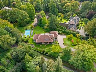 Located on the prestigious Bisschoppenhoflei in the green and residential area of Brasschaat, this exceptional villa perfectly combines luxury,...