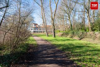 Droomt u van wonen in alle rust, omringd door groen, en toch met een vlotte bereikbaarheid? Dit prachtig gelegen appartement aan de Damvallei...