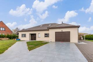 Laat u verrassen door deze zeer mooi gerenoveerde en ruime villa op een prachtig perceel van 43 are!<br />U betreedt deze woning via een ruime gezellige inkomhal. Deze inkom geeft u enerzijds toegang tot een zeer grote open leefruimte met prachtig verzicht op achterliggend tuin, aparte keuken en anderzijds geeft het u toegang tot het gastentoilet, slaapkamers, badkamer en een ruime berging.<br /><br />In deze woning bevindt zich het volledig leefgedeelte en slaapgedeelte op het gelijkvloers waarbij u volledig gelijkvloers kan wonen. De leefruimtes en slaapkamers zijn steeds gericht op het achterliggende tuingedeelte waarbij grote raampartijen zorgen voor natuurlijke lichtinval.<br /><br />Op het gelijkvloers bevinden zich 2 ruime slaapkamers, alsook 2 badkamers, waarvan 1 met inloopdouche, dubbele lavabo en toilet. en de 2e badkamer met ligbad en lavabo. Verder bevindt zich hier nog een hobbyruimte, een bureau, alsook een ruime berging .<br /><br />Op de1ste verdieping vinden we nog 2 ruime slaapkamers, alsook een 3e badkamer met douche, lavabo en toilet.<br /><br />Ook het bijgebouw is verrassend groot en kan dienen als extra leefruimte. Alle nodige leefruimtes zijn hier eveneens aanwezig, waaronder keuken , badkamer, toilet en sauna.<br /><br />Er is tevens een mooi overdekt terras.<br /><br /><br />ALGEMEEN<br />- PRACHTIG PERCEEL (43 are)<br />- RUIME LEEFRUIMTES MET VEEL LICHTINVAL<br />- DAK & SPOUWISOLATIES<br />- EXTRA AIRCO-COMFORT<br />- ZONNEPANELEN <br /><br />Bekijk nu al de foto’s en interactieve grondplannen via onze website www.Wijns.be.<br /><br />Voor een bezoek of meer informatie bel 0475/33 55 66 of mail wim@wijns.be