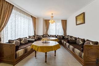 <strong>Gezellig appartement met drie slaapkamers</strong><br /><br /><strong>Instapklaar en lichtrijk </strong>appartement van ca. <strong>87 m²</strong> op een zéér centrale locatie in Deurne. De <strong>ligging</strong> van het appartement zorgt ervoor dat u gemakkelijk toegang heeft tot het openbaar vervoer, invalswegen, horeca, scholen en op wandelafstand het domein Rivierenhof.<br /><br />Deze woning biedt u een leefruimte met veel natuurlijk licht. De keuken is volledig uitgerust en heeft aansluitend een handig terras <strong>op het zuiden.</strong><br /><br /><strong>Indeling</strong><br />- Inkomhal<br />- Leefruimte<br />- Keuken met toegang tot het terras<br />- Berging / Wasplaats<br />- Slaapkamer 1<br />- Slaapkamer 2<br />- Slaapkamer 3<br />- Badkamer met inloopdouche <br /><br /><strong>Bijzonderheden</strong><br />- Mobiscore <strong>9,1/10</strong><br />-<strong> EPC D </strong>met een score van <strong>322 kWh/(m² jaar) </strong><br />- <strong>3 gevels</strong><br />- Parlofoon<br />- <strong>PVC </strong>schrijnwerk met dubbele beglazing <br /><br /><em>Stedenbouwkundige info in aanvraag.</em>