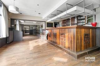 Zichtbaar op een hoek en boordevol mogelijkheden: deze karaktervolle woning verwelkomt je met een ruime, voormalige caféruimte met toog—perfect als handelszaak, atelier, praktijk of creatieve leefruimte. Aansluitend vind je een functionele keuken, handige berging met koelcel en nette sanitair, terwijl de kelder extra opslagcomfort biedt.<br /><br />Boven gaat het woonverhaal naadloos verder. Op de eerste verdieping zorgen een nachthal, twee volwaardige slaapkamers en een badkamer voor een comfortabele indeling. De tweede verdieping verrast met een derde, ruime slaapkamer en een zolder die zich leent tot extra bergruimte of toekomstig uitbreidingspotentieel.<br /><br />Zo combineert dit pand zichtbaarheid en flexibiliteit op het gelijkvloers met volwaardig, warm wonen erboven—ideaal voor wie ondernemerschap en gezinsleven graag handig onder één dak brengt. Klaar om de mogelijkheden te komen ontdekken?