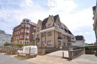 Residentie Santa-Barbara:  Zeer goed gelegen parking te Duinbergen vlakbij de Zeedijk.Afmetingen: 4m60 x 2m70 (niveau -1).  Mogelijkheid tot het...