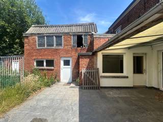<span><strong>**Op te frissen/ te renoveren woning nabij Centrum Wilsele-Putkapel en E314**</strong></span><br /><br />Nabij het centrum van Wilsele, op een boogscheut van Leuven en tal van <strong>belangrijke invalswegen</strong> kan je deze op te frissen woning met renovatie verplichting binnen de 6 jaar vinden. Dit pand biedt tal van mogelijkheden en is gelegen op <strong>een perceel van 10a43ca</strong> en genietende van een <strong>Zuid-West georiënteerde tuin</strong>.<br /><br /><span><strong>De woning zelf heeft een bewoonbare oppervlakte van ongeveer 180m² en heeft volgende indeling: </strong></span><br />De gelijkvloers verdieping bestaat uit een inkomhal, keuken, eetplaats en leefruimte. Alsook heeft deze woning een bergplaats op het perceel. <br />De woning beschikt over een kelder. Verder zijn er 3 slaapkamers De badkamer is ingericht met bad met douchestang en lavabo. <br /><br /><span><strong>Interesse in een bezichtiging ter plaatse? Neem contact op en informeer naar de bezoekmomenten: jacky@connect-immo.be </strong></span><br /><br />EPC: 417 kWh/m² - UC3624677 - Label E<br />Wg-Gdv-Gvkr-Gvv