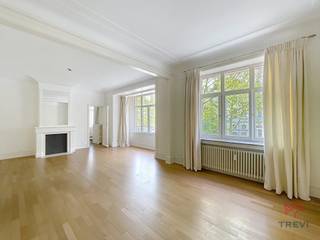 FOREST: Vlak bij Churchill en alle voorzieningen, appartement met 2 slaapkamers + studeerkamer van ±129m², gelegen op de 1e verdieping met lift...