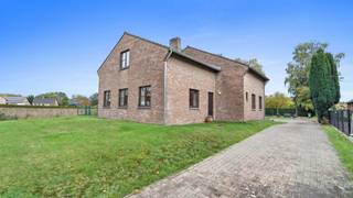 <p><strong>Ruimte, rust en karakter: Hier is jouw nieuwe thuis in Zutendaal!</strong></p>
<p>Welkom in het <strong>groene snoepje van Vlaanderen</strong> – het charmante en rustige <strong>Zutendaal</strong>. Hier geniet je van een landelijke sfeer met prachtige wandel- en fietsroutes, historische gebouwen en een uitstekende bereikbaarheid. Scholen, winkels en openbaar vervoer liggen binnen handbereik, terwijl steden zoals <strong>Genk, Maasmechelen, Lanaken, Dilsen-Stokkem en Maastricht</strong> vlot te bereiken zijn.</p>
<p><strong>Ruim perceel/verzorgde tuin</strong></p>
<p>De woning is gelegen op een <strong>ruim perceel van 9a48ca</strong> en beschikt over een <strong>mooie tuin</strong> met zowel een grasgedeelte als klinkers. Rechts van de woning is er een <strong>oprit</strong> die toegang biedt tot de <strong>garage in de kelder</strong>. Links bevindt zich een <strong>poortje met een gezellig houten terras</strong>, ideaal om buiten te genieten in alle rust.</p>
<p><strong>Indeling</strong></p>
<p>Bij binnenkomst kom je in een <strong>ruime inkomhal</strong> met een <strong>bruine tegelvloer</strong> die doorloopt over de volledige benedenverdieping én de nachthal boven. In de inkomhal is een <strong>apart gastentoilet</strong> voorzien.</p>
<ul>
<li><strong>Rechts</strong> bevindt zich <strong>slaapkamer 1</strong>, uitgerust met <strong>inbouwkasten</strong> en <strong>verwarming</strong>.</li>
<li><strong>Links</strong> leidt de hal naar de <strong>lichtrijke leefruimte</strong> met <strong>veel ramen</strong>, <strong>open haard met schouw</strong>, <strong>inbouwspots</strong>, <strong>verwarming</strong> en een <strong>grote raampartij tot op de vloer</strong>.</li>
<li>Aansluitend vind je de <strong>keuken</strong> met <strong>houten kasten</strong>, <strong>wandtegels</strong> en een <strong>werkblad in dezelfde tegelafwerking</strong>. De keuken is volledig uitgerust met <strong>kookplaat, dampkap, oven, microgolf, koelkast</strong> en <strong>afwasbak</strong>.</li>
</ul>
<p>Achter de keuken bevindt zich de <strong>wasplaats</strong> met extra kastruimte en toegang tot het <strong>overdekte houten terras</strong>. Vanuit de wasplaats is er eveneens toegang tot de <strong>kelder</strong>.</p>
<p><strong>Ruime kelder+garage</strong></p>
<p>De kelder is opgedeeld in <strong>vijf aparte ruimtes</strong>, waarvan één dienstdoet als <strong>garage</strong> (voorzien van vloerbetegeling) en de overige als <strong>opbergruimtes</strong>. Hier vind je de <strong>meterkasten en watermeter</strong> terug.</p>
<p><strong>Verdiep 1:</strong>Via de <strong>houten trap</strong> kom je in de <strong>nachthal</strong> met raam en dezelfde tegelvloer als beneden, afgewerkt met verlichtingspots. Op deze verdieping bevinden zich nog <strong>drie slaapkamers</strong> en een <strong>vernieuwde badkamer</strong>:</p>
<ul>
<li><strong>Slaapkamer 2:</strong> laminaatvloer, houten plafond, verwarming en raam.</li>
<li><strong>Slaapkamer 3:</strong> vinylvloer, houten plafond, verwarming en dakraam.</li>
<li><strong>Slaapkamer 4 (zolderkamer):</strong> vinylvloer, verwarming, TL-verlichting en groot raam. Deze ruimte kan gebruikt worden als <strong>slaapkamer, bureau, hobbykamer of multifunctionele ruimte</strong>.</li>
</ul>
<p>De <strong>badkamer</strong> werd recent vernieuwd en is stijlvol afgewerkt met <strong>witte marmerlook wandtegels</strong>, <strong>lichte laminaatvloer</strong>, <strong>sierradiator</strong>, <strong>hangtoilet</strong>, <strong>grote inloopdouche met regendouche</strong>, <strong>lavabo</strong> en <strong>spiegelkast</strong>.</p>
<p></p>