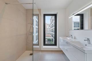<strong>BEZOEKMOMENT: </strong><br />zat 19/09 van 14u-15u (enkel op reservatie) <br /><br />Modern nieuwbouwappartement te koop in Roeselare met gunstige oriëntatie.<br />6 % is mogelijk bij aankoop van een nieuwbouwwoning onder bepaalde voorwaarden (voor particulieren of investeerders).<br />Investeerders indien met een BV, 15 jaar verhuring. <br /><br />Ontdek dit prachtig nieuwbouwappartement, gelegen in het hart van Roeselare. Met een bewoonbare oppervlakte van 83,5 m² en een zonnig terras van 10,8 m², biedt deze woonunit alles wat u nodig heeft voor comfortabel en stijlvol wonen.<br /><br />Het appartement beschikt over twee volwaardige slaapkamers en is afgewerkt met oog voor detail en kwaliteit. Dankzij de grote raampartijen geniet u van een overvloed aan natuurlijk licht en een ruimtelijk gevoel in elke leefruimte.<br /><br />Troeven van dit appartement:<br />- Grote raampartijen die zorgen voor veel lichtinval<br />- Ruim zitterras van 10,8 m²<br />- Twee comfortabele slaapkamers<br />- Ondergrondse parkeerplaats beschikbaar<br />- Meerdere fietsenstallingen beschikbaar<br />- Gelegen in een rustig binnengebied<br />- Hoogwaardige en duurzame afwerking<br />- Unieke ligging nabij het centrum<br /><br />Vanaf juli 2025 is er 6% BTW mogelijk bij aankoop van een nieuwbouwwoning onder bepaalde voorwaarden.<br /><br />Bel ons vrijblijvend op voor een bezoek en info. Wij begeleiden u graag met de glimlach op zoek naar uw droomwoning &amp; commercieel pand. T. 051 62 40 40