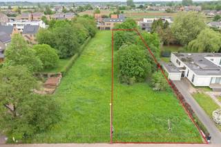 Dans l'ensemble :- taille de la parcelle : 22a 35ca- Orientation sud-est- Aucune obligation de construction pour le momentRèglements :- Profondeur...