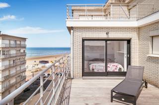 Prachtig gerenoveerde penthouse met ruime zonneterrassen en leuk zicht op zee in de residentie Aosta te Koksijde. De residentie Aosta bevindt zich...