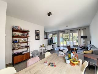 rustig gelegen in een doodlopende straat nabij het centrum, treffen we deze moderne KOPPELWONING.De woning omvat :- inkomhall met...