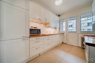 <p><b>Deze zondag 13 september kunt u deze woning exclusief bezichtigen tijdens onze Openhuizendag, van 10u tot 11u. Kom gerust langs, met of zonder afspraak.</b></p>
Info & bezoeken – 02 318 62 66<br /><br />We Invest Bruxelles-Est stelt u met trots dit prachtige, lichtrijke en elegante appartement voor, ideaal voor een eerste aankoop, een koppel, een klein gezin of als kwalitatieve vastgoedinvestering.<br /><br />Dit tweeslaapkamerappartement van 83 m² is ideaal gelegen aan de Elf Novemberlaan 72 in Etterbeek, op de 3de verdieping met lift van een karaktervol gebouw uit 1957.<br /><br />Het appartement bestaat uit een inkomhal van ± 9 m² die toegang geeft tot een lichtrijke woonkamer van ± 31 m², voorzien van een decoratieve open haard en een elegante boog die de ruimte bijzonder veel charme geeft.<br /><br />De recent gerenoveerde, volledig uitgeruste keuken van ± 9 m² is mooi afgewerkt en geeft rechtstreeks toegang tot een balkon van ± 3 m².<br /><br />Het nachtgedeelte bestaat uit twee mooie slaapkamers van ± 15 m² en ± 13 m², beide met parketvloer, en een hedendaagse badkamer van ± 6 m² met ligbad, dubbele wastafel en handdoekradiator.<br /><br />Het appartement beschikt bovendien over PVC-ramen met dubbele beglazing, een videofoon en een kelder.<br /><br />EPC: D en conforme elektrische installatie… Wat wenst u nog meer?<br /><br />Ook qua ligging is het moeilijk om een betere combinatie te vinden in Etterbeek. Het appartement bevindt zich in een bijzonder gegeerde residentiële omgeving, op het kruispunt van drie emblematische wijken: Jubelpark, De Jacht en Thieffry.<br /><br />Op slechts enkele minuten bevindt zich het Jubelpark, een echte groene long in het hart van Brussel, ideaal om te wandelen, te sporten of gewoon van mooie dagen te genieten. In de buurt van De Jacht vindt u een levendige wijk met tal van winkels, supermarkten, restaurants, cafés en alle dagelijkse voorzieningen. Thieffry vervolledigt deze uitstekende ligging dankzij zijn residentiële sfeer en uitstekende verbindingen met de rest van de hoofdstad.<br /><br />Ook de mobiliteit is een van de grote troeven van deze buurt: metro, tram en bus brengen u snel naar het centrum van Brussel, de Europese wijk, Schuman en de verschillende Europese instellingen.<br /><br />Een bezoek meer dan waard!<br /><br />Meer ontdekken? Bekijk alle panden die u exclusief kunt bezoeken op 13 september → https://weinvest.be/fr-BE/search?at=Bruxelles&c=4.35121%2C50.8551&t=place&exclusive=1&src=seo-landing