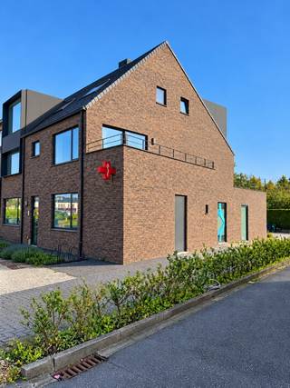 TE HUUR - DRONGEN. In het centrum van Drongen ontdekt u dit aangename duplex-appartement, waar hedendaags comfort en een fijne ligging samenkomen.<br /><br />De ruime leefruimte vormt samen met de volledig uitgeruste keuken het hart van de woning. Twee terrassen, met oost- en zuidoriëntatie, bieden op verschillende momenten van de dag een heerlijk plekje in de zon. Van een rustige ochtendkoffie tot een ontspannen namiddag buiten: hier leeft u mee met het ritme van de dag.<br /><br />Boven bevinden zich twee slaapkamers en een badkamer met inloopdouche. Een technische berging en een afzonderlijk toilet maken deze verdieping compleet. Ook op de eerste verdieping is een apart toilet voorzien. Dankzij EPC-label A geniet u bovendien van energiezuinig wooncomfort.<br /><br />Het centrum en natuurgebied de Assels liggen op wandelafstand. Zo combineert u de levendigheid van het dorp met de rust van het groen, terwijl Gent en de R4 vlot bereikbaar zijn.<br /><br />Deze duplex is beschikbaar vanaf 1 november voor € 1.490 per maand. Er is een gemeenschappelijke fietsenparking aanwezig en een parkeerplaats achteraan kan worden bijgehuurd.<br /><br />EPC-label A — code 44021-G-2015_221706/EP09097/A001/D01/SD004