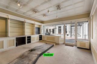 In het hart van Poperinge, dichtbij de Grote Markt bevindt zich deze handelsruimte. De totale oppervlakte van het perceel bedraagt 373m², bewoonbare oppervlakte bedraagt 289m². Deze eigendom biedt heel wat mogelijkheden voor iemand die zijn zaak wil uitbaten én voldoende ruimte nodig hebt, dit allemaal op een uitstekende zichtlocatie! Dit pand beschikt over een gelijkvloers verdiep, kelderverdiep én een bovenverdiep. Extra pluspunten is de aansluitende garage en de aanwezige koer en tuin. De staat is volledig te renoveren. <br /><br />Indeling: <br /><br />- Gelijkvloerse verdieping: winkelruimte - bergruimte - gang - keuken - magazijn/opslagplaats - koer - tuin - toilet - 2de gang - garage.<br /><br />- 1e verdiep: 2 kamers <br /><br />- Kelderverdiep: Praktisch volledig onderkelderd (droog & mogelijkheid om recht te staan). <br /><br />Met behulp van AI hebben we de winkelruimte leeggehaald.<br /><br />Technische kenmerken: <br /><br />- Beglazing te vernieuwen<br /><br />- CV op gas<br /><br />- Elektriciteit niet conform <br /><br />- EPC: label D <br /><br />