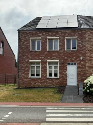 Zeer verzorgde en goed gelegen gezinswoning te huur met 4 slaapkamers en tuin nabij het centrum van Tielt-Winge.Deze woning heeft een A label en is...