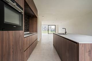 Deze bijna-energie neutrale woning bevindt zich op wandelafstand van het natuurgebied 'De Most' te Balen, op een perceel van 449 m². De woning omvat o.a. inkomhal met gastentoilet, een woonkamer met open keuken, een wasplaats, 3 slaapkamers en een badkamer. <br />Aangelegde, volledig omheinde tuin met carport en achterliggende tuinberging.<br /><br />Gelijkvloers:<br />De inkomhal met gastentoilet verleent toegang tot een praktische berging/wasplaats en de gezellige leefruimte met open keuken. De keuken is compleet ingericht met alle moderne apparatuur (inductiekookplaat Novy, koelkast Siemens, combi-oven Siemens, vaatwasser Siemens). De leefruimte heeft een mooi zicht op de tuin, dankzij grote glaspartijen. De wasplaats/bergruimte is voorzien van aansluitingen voor wasmachine en alle technische voorzieningen.<br /><br />Eerste verdieping:<br />Op de eerste verdieping bevinden zich 3 slaapkamers en een douchekamer voorzien van een wasmeubel met enkele wastafel en inloopdouche. Apart toilet aanwezig. <br /><br />Tuin:<br />Gezellige tuin met terras en carport. <br /><br />Buitengewone kenmerken:<br />- Op wandelafstand van natuurgebied 'De Most'<br />- BEN woning (E-peil <20)<br />- Warmtepomp (lucht/water) + vloerverwarming<br />- Regenwaterput aanwezig en aangesloten op toiletten en buitenkraan<br />- Carport aanwezig<br />- Ventilatiesysteem D<br />- Zonnepanelen aanwezig<br />- Bewoonbare opp.: 174,50 m²<br />- Verkoop onder BTW-stelsel