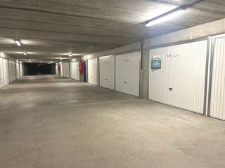 Dubbele garage te koop in residentie Duineveld. Vlot inrijbaar en bereikbaar met lift, De garage heeft een diepte van 10,50 meter en een breedte...