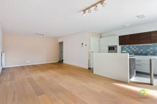 <p><span>In het hart van Wolvertem, op wandelafstand van alle voorzieningen, vindt u dit moderne tweeslaapkamerappartement in een recent gebouw met lift. Het appartement bevindt zich op de eerste verdieping en combineert comfort, ruimte en een aangename ligging. Bij het binnenkomen komt u terecht in de inkomhal die toegang geeft tot de twee slaapkamers van respectievelijk 17,5 m² en 10,5 m². Beide kamers genieten dankzij de grote raampartijen van een aangename natuurlijke lichtinval. Verder beschikt het appartement over een moderne douchekamer met een Italiaanse douche en dubbele lavabo. Wanneer u verder doorloopt, komt u in de ruime leefruimte van maar liefst 32,5 m². Dankzij de grote raampartijen baadt de living in het licht en heeft u rechtstreeks toegang tot het terras, dat ideaal zuidwestelijk georiënteerd is om volop van de zon te genieten. Aansluitend bevindt zich de volledig uitgeruste open keuken met kookeiland, dat een mooie afscheiding vormt tussen de keuken en de leefruimte. Vanuit de keuken heeft u eveneens toegang tot de praktische berging met aansluitingen voor een wasmachine en droogkast. Bij het appartement horen bovendien een kelder en een dubbele staanplaats, inbegrepen in de huurprijs. Lasten: €50/maand (gemeenschappelijke kosten + onderhoud van de ketel). Bent u op zoek naar een ruim en modern appartement op een centrale ligging in Wolvertem? Aarzel dan zeker niet om contact met ons op te nemen.</span></p>