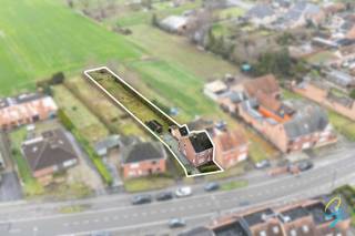 Te koop te Berlare!Charmante halfopen bebouwing op ruim perceel (+8 are) met prachtig zicht op de velden.Deze verzorgde halfopen bebouwing is gelegen...