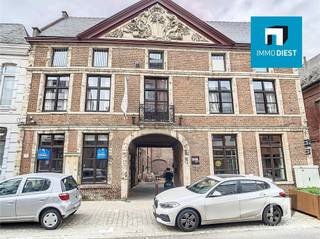 <p><span>Kom uit uw kot en doe een bod!!</span></p><p><span>Verlaagde vraagprijs: €140.000 (vroeger €155.000!)</span></p><p><span>Handelspand met veel potentieel in hartje Diest !</span></p><p><span><br />Ca. 75 m² polyvalente handelsruimte+ kelder op de -1.</span></p><p><span>Potentiële huuropbrengst: €850/maand – ook interessant als investering!</span></p><p><span>Bent u op zoek naar een instapklaar handelspand op een toplocatie in Diest? Dan is dit gelijkvloerse pand in de Koning Albertstraat 74 beslist iets voor u. </span></p><p><span>Strategisch gelegen op wandelafstand van het centrum en nabij het station, met een goede zichtbaarheid en bereikbaarheid.</span></p><p><span> </span></p><p><span>Ideaal voor een broodjesbar, koffiebar, take-away of kleinschalige horeca.<br />Perfect voor vrije beroepen zoals advocaten, consultants, boekhouders of therapeuten.<br />Ook geschikt als kantoorruimte voor een creatief bureau, freelancers of start-ups.</span></p><p><span>De ruimte is momenteel vrij van huur en klaar om ingevuld te worden naar uw noden of die van uw huurders. </span></p><p><span>Dit is een uitgelezen kans voor wie wil ondernemen in Diest of investeren in vastgoed met een degelijk rendement.</span></p><p><span>De eigenaar wil snel verkopen – grijp uw kans nu de prijs verlaagd is </span></p><p><span> </span></p><p><span> </span></p><p><span>Voor een bezoek: neem contact op met Immo Diest op het nummer 013 31 25 22 of per mail <span>info@immodiest.be</span></span></p><p><span>of beter nog: bel Jan Vanonckelen op 0498 52 64 52 of mail naar <span>jan@immodiest.be</span></span></p><p><span>Ik geef jou een persoonlijke rondleiding.</span></p><p><span> </span></p><p><span> </span></p><p><span> </span></p><p><span> </span></p>