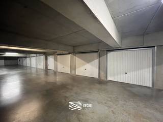 Closed garage box.Located on level -1 of the garage complexElevator present - Full ownershipSize of garage: 2.76 x 5.49 m ...