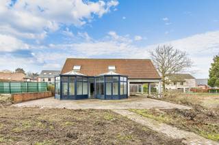 <p>Voor meer info of bezoek bel 02/884.23.26<br /></p><p>In het landelijke Sint-Katherina-Lombeek bevindt zich deze <strong>te renoveren open bebouwing</strong> op een <strong>uitzonderlijk perceel</strong> van <strong>25a29ca. </strong>Een <strong>unieke kans</strong> voor wie op zoek is naar ruimte, rust en de mogelijkheid om een woning volledig naar eigen smaak om te vormen.<br /></p><p>De woning beschikt over <strong>drie slaapkamers</strong> en geniet van een mooie <strong>natuurlijke lichtinval</strong>, wat zorgt voor een aangename basis om een hedendaagse en comfortabele thuis te creëren. Daarnaast is de woning is gelegen op een <strong>achterliggend perceel</strong> ter hoogte van de Bosstraat, wat zorgt voor <strong>extra privacy</strong> en een bijzonder rustige ligging, weg van de straatdrukte.</p><p></p><p>Indeling:</p><p>Gelijkvloers: inkomhal, toilet, woonkamer, keuken, ruime veranda en berging.<br />1e verdieping: 3 slaapkamers, nachthal, badkamer en 2e bijkeuken<br />Zolder voor extra bergruimte!</p><p></p><p>Tot slot combineert de woning deze <strong>rustige ligging</strong> met een <strong>uitstekende bereikbaarheid</strong>. Zo bevindt ze zich in de nabije omgeving van de E40, belangrijke invalswegen, openbaar vervoer en het treinstation. Ook scholen, sportinfrastructuur en andere voorzieningen zijn vlot bereikbaar.  Maatregelen opgenomen in het maatregelenregister: nee. <br /><br />Interesse? Neem gerust contact op voor meer informatie of een bezoek ter plaatse!</p>