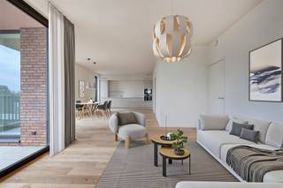 Penthouse met zicht op groen – 3 slaapkamers en 2 terrassen
In blok B van de historische tramsite in Merelbeke bevindt zich dit charmante penthouse op de derde verdieping, gericht op de achterzijde van het project. Hier woon je in alle privacy met een prachtig uitzicht op groen en het project de Wisselkouter.
Dankzij de twee terrassen kan je de hele dag door van de zon genieten: een gezellig terras in de ochtendzon én een tweede terras om te ontspannen in de avondzon.
Troeven van dit penthouse:
• Lichtrijke, ruime leefruimte met open indeling
• Moderne open keuken met wandopstelling – strak, praktisch.
• 3 volwaardige slaapkamers
• 2 stijlvolle badkamers
• Twee terrassen (ochtend- en avondzon) met groen zicht
• Energiezuinig en instapklaar
Praktische extra’s:
• Private berging verplicht bij aan te kopen en gesloten garagebox en/of ondergrondse staanplaats
Een penthouse dat rust, ruimte en zicht op groen combineert met de charme van een historische locatie en het comfort van modern wonen.
Exclusief te koop aangeboden via de Oximo online verkoopsprocedure. Voor registratie en aanvaarding van de verkoopsvoorwaarden zie www.oximo.be.