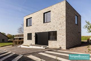 Deze pas opgeleverde architecturale nieuwbouwwoning heeft een goede uitvalsbasis naar verschillende verbindingswegen zoals Kortrijk en Gent. De...