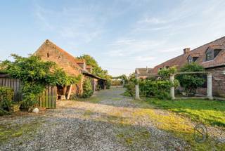 Découvrez cette charmante maison à rafraîchir / rénover, dotée de magnifiques éléments authentiques, d’une cour intérieure, d’un double garage et...