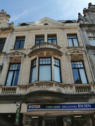 Prachtig gelegen historisch,authentiek pand in het hartje van Lier.Het gebouw omvat een handelspand op de gelijkvloer van 450 m2 waarin zich nu...