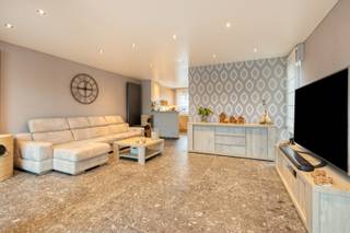 Deze energiezuinige woning, vlakbij de Kesselse Heide, biedt absolute privacy en luxe afwerking.<br /><br />De royale living vloeit naadloos over in een indrukwekkende leefveranda van ca. 59 m². Dankzij de architecturale lichtkoepel baadt deze ruimte in overvloedig natuurlijk daglicht. De keuken is uitgerust met alle moderne toestellen, terwijl strakke spanplafonds de verfijnde esthetiek van de woning onderstrepen.<br /><br />De tuin fungeert als een rustgevend verlengstuk van de leefruimte. Met een jacuzzi en bijbehorend poolhouse creëert u hier uw eigen privé-wellness.. De inpandige garage en de oprit bieden plaats aan 3 wagens.<br /><br />Op de verdieping bevinden zich drie slaapkamers. De riante zolder biedt bovendien de opportuniteit om 2 extra kamers of een bureauruimte te creëren, volledig naar eigen wens en behoefte.<br /><br />Deze woning verkeert in een onberispelijke staat en is technisch volledig toekomstbestendig. De combinatie van een top-energiescore en kwalitatieve materialen maakt dit een instapklare woonst is.