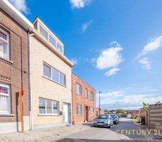 <h3>Uw nieuwe thuis in een rustige, autoluwe straat</h3>
<p><strong>Rust en bereikbaarheid</strong><br />Stelt u zich eens voor: een woning waar ruimte, licht en gezelligheid hand in hand gaan. Gelegen in een rustige, autoluwe straat combineert deze woning het beste van twee werelden: rust en privacy, maar toch een centrale ligging nabij scholen, winkels en uitvalswegen.</p>
<p><strong>Wonen en leven</strong><br />Bij binnenkomst wordt u verwelkomd door de ruime, lichte leefvertrekken. Hier nodigt de sfeer meteen uit tot samenzijn met familie en vrienden. De gezellige leefkeuken, compleet uitgerust met moderne apparatuur en een charmant ontbijthoekje, vormt het hart van het huis. Het is de plek waar de dag begint met een glimlach en eindigt met onvergetelijke maaltijden en gesprekken.</p>
<p><strong>Praktisch comfort</strong><br />Naast de keuken bevindt zich een handige berging, en ook in de tuin vindt u een inpandige bergruimte. Zo blijft alles netjes opgeborgen. De grotendeels verharde achtertuin is een verlengstuk van uw woning: ideaal voor zomerse barbecueavonden, winterse gezelligheid of gewoon om te genieten van een rustig moment in de buitenlucht.</p>
<p><b>boven</b><br />Op de eerste verdieping vindt u twee ruime slaapkamers en een stijlvolle badkamer, voorzien van ligbad, douche, wastafel en wc. De bovenste verdieping biedt twee speels ingedeelde kamers, die uitstekend geschikt zijn voor tieners, een thuiswerkplek of creatieve hobby’s.</p>
<p><strong>Een plek om thuis te komen</strong><br />Deze woning is niet zomaar een plek om te wonen; het is een plek om thuis te komen, te genieten en herinneringen te maken. Met zijn doordachte indeling, royale ruimtes en zonnige tuin biedt deze woning alles wat u en uw gezin nodig hebben om comfortabel, ontspannen en gelukkig te wonen.</p>