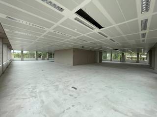 Fenomenaal gelegen kantoorruimte met een oppervlakte van 795 m² te huur langs de bedrijvige Terhulpsesteenweg te Watermaal-Bosvoorde en op amper 50 m van station Bosvoorde. Het lichtrijke kantoor situeert zich op de derde verdieping van het gerenoveerde en zeer kwalitatieve kantoorgebouw 'La Hulpe' bestaande uit 6 verdiepingen en voorzien van oa. een receptie, airco, vergaderzalen, een restaurant, fitness, ondergrondse parking, elektrische fietsen (huurders kunnen hier gratis gebrik van maken) en dit alles in een groene omgeving. Het plaatsen van oa. zonnepanelen en laadpalen staat op de planning. Nog één andere oppervlakte mogelijk: 206 m² instapklare kantoren op de 6e verdieping. Contacteer PANORAMA voor bijkomende inlichtingen, plannen of een vrijblijvend plaatsbezoek 02 420 00 00.