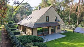 Rustig en residentieel gelegen villa met een tijdloze moderne architectuur op 19 are 83 ca met mooie aangelegde tuin nabij wandel-natuurgebied Kruisheide.<br />Centraal gelegen op 2,5km van school Atheneum, op 1,6km van centrum Tremelo en scholen, op 1,6 km van golf Keerbergen, en op 4km van centrum Keerbergen en scholen.<br />Omvat: inkomhal, wc, living 46m² met inbouwhaard, volledig ingerichte keuken met eethoek, koele berging, wasplaats, dubbele garage, 2 bad-of douchekamers, 4 ruime slaapkamers (waarvan 1 slaapkamer of bureel 19m² op gelijkvloers) + logeerkamer of tv-bureel-hoek op verdieping, dressing, 2de wc, bergzolder. <br />Bouwjaar 1993 - perfecte staat en instapklaar.<br />De grote en hoge ramen zorgen voor veel natuurlijke lichtinval en een mooi zicht op de tuin.<br />De woning is voorzien van toekomstgerichte duurzaamheid met oa: 12 zonnepanelen met een vermogen van 3.300 Wp, thuisbatterij van 10kw, laadpaal voor EV, warmtepomp/airco voor verwarmen en koelen op verdieping.<br />CV met mazout recente verwarmingsketel hoogrendement condenserend van 2020 + warmtepomp/airco voor verwarmen en koelen (op verdieping in logeerkamer/tv-bureel-hoek).<br />EPC 151 kwh/m² - energielabel B - UC3977867RES1. Ki 3.031 euro.<br />De elektrische installatie is conform.<br />Totale vloeroppervlakte: 310m² + bergzolder.<br />Stedenbouwkundige vastgoedinfo: vergunning uitgereikt - woonpark = residentieel woongebied - niet gelegen in verkaveling - geen voorkooprecht ruimtelijke ordening - geen rechterlijke herstelmaatregel of bestuurlijke maatregel opgelegd - geen maatregelen in het Vlaams handhavingsplatform.<br />Niet overstromingsgevoelig - gebouwscore A - perceelscore A.