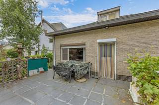 <p><strong>Op een unieke ligging aan de ingang van natuurgebied Den Dotter en in een rustige doodlopende straat bevindt zich deze te renoveren bungalow met tal van mogelijkheden. </strong>De woning beschikt over <strong>een bewoonbare oppervlakte van ca. 140 m²</strong> en omvat een inkomhal, een gastentoilet, een lichtrijke woonkamer, een aparte leefkeuken met toegang tot <strong>de veranda</strong>, een nachthal, <strong>drie slaapkamers</strong>, een badkamer en een berging. Een absolute meerwaarde is <strong>de zolderverdieping van maar liefst 140 m²</strong>, bereikbaar via een vaste trap. Deze ruimte biedt uitstekende mogelijkheden om de woning aanzienlijk uit te breiden. Ook <strong>de ruime droge kelder </strong>zorgt voor extra opslag- of hobbyruimte. Verder beschikt de eigendom over<strong> een aparte garage, oprit met parkeergelegenheid en een voor- en achtertuin.</strong> Bent u op zoek naar een renovatieproject met een solide basis, veel ruimte en een uitzonderlijke ligging midden in het groen, maar toch vlot bereikbaar via de N460 tussen Erembodegem en Geraardsbergen? Dan is deze woning zeker een bezoek waard.</p>